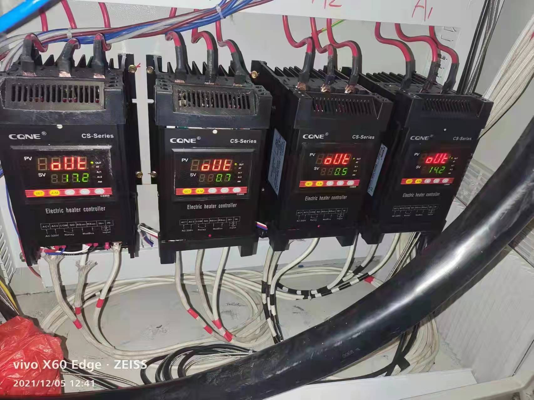 交流接觸器跟固態(tài)繼電器都是模溫機常用的出力方式(圖1)