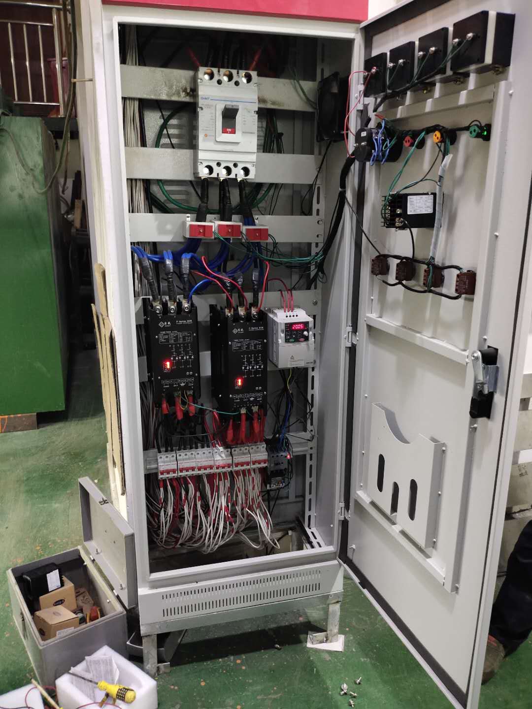 多功能數(shù)顯三相/單相電力調(diào)整器250A-1000A大功率調(diào)功器(圖10) 多功能數(shù)顯三相/單相電力調(diào)整器250A-1000A大功率調(diào)功器(圖10)