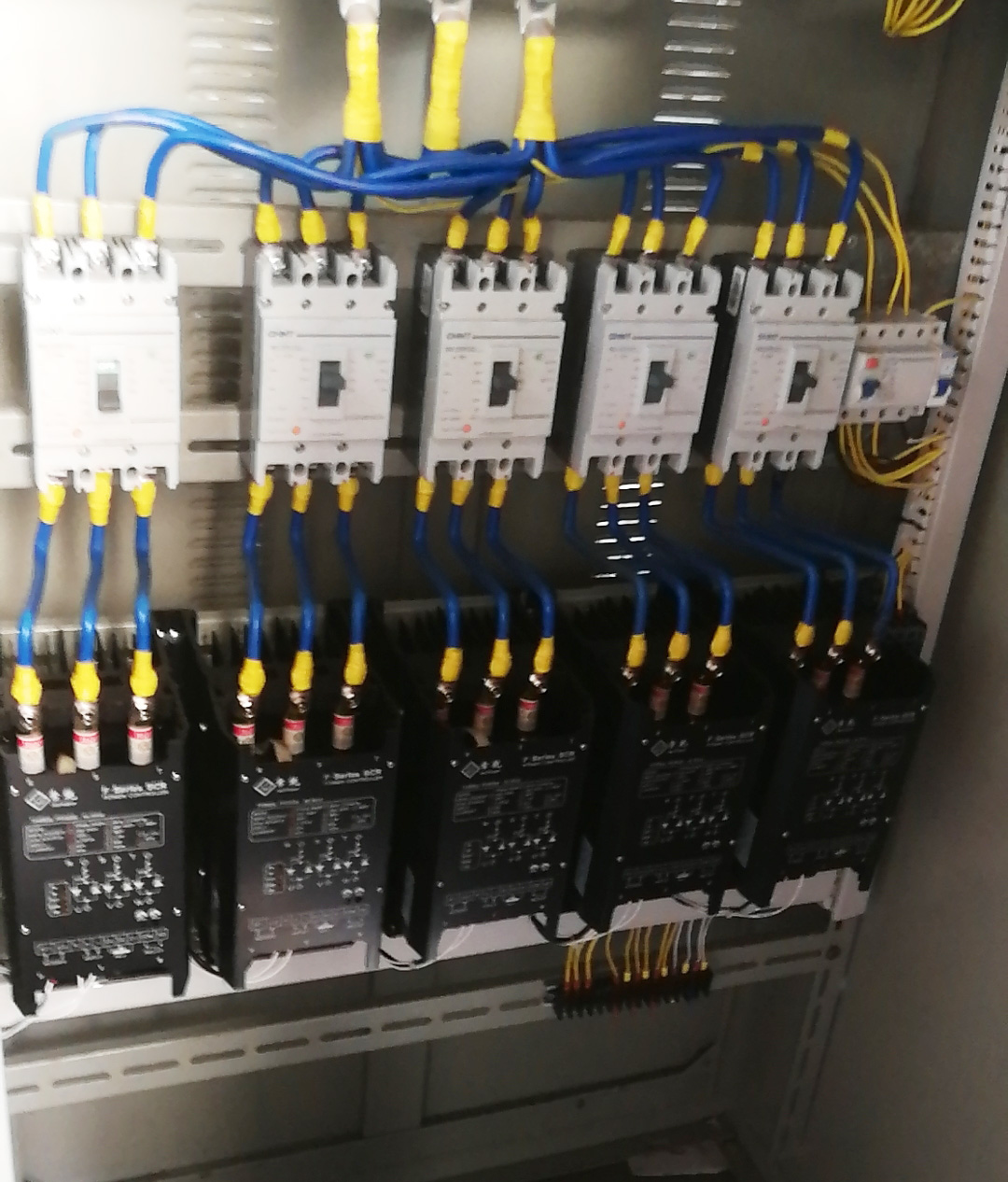 多功能數(shù)顯三相/單相電力調(diào)整器250A-1000A大功率調(diào)功器(圖11) 多功能數(shù)顯三相/單相電力調(diào)整器250A-1000A大功率調(diào)功器(圖11)