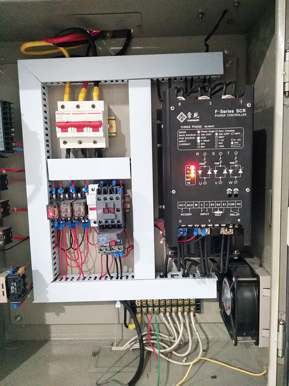 多功能數(shù)顯三相/單相電力調(diào)整器250A-1000A大功率調(diào)功器(圖8) 多功能數(shù)顯三相/單相電力調(diào)整器250A-1000A大功率調(diào)功器(圖8)