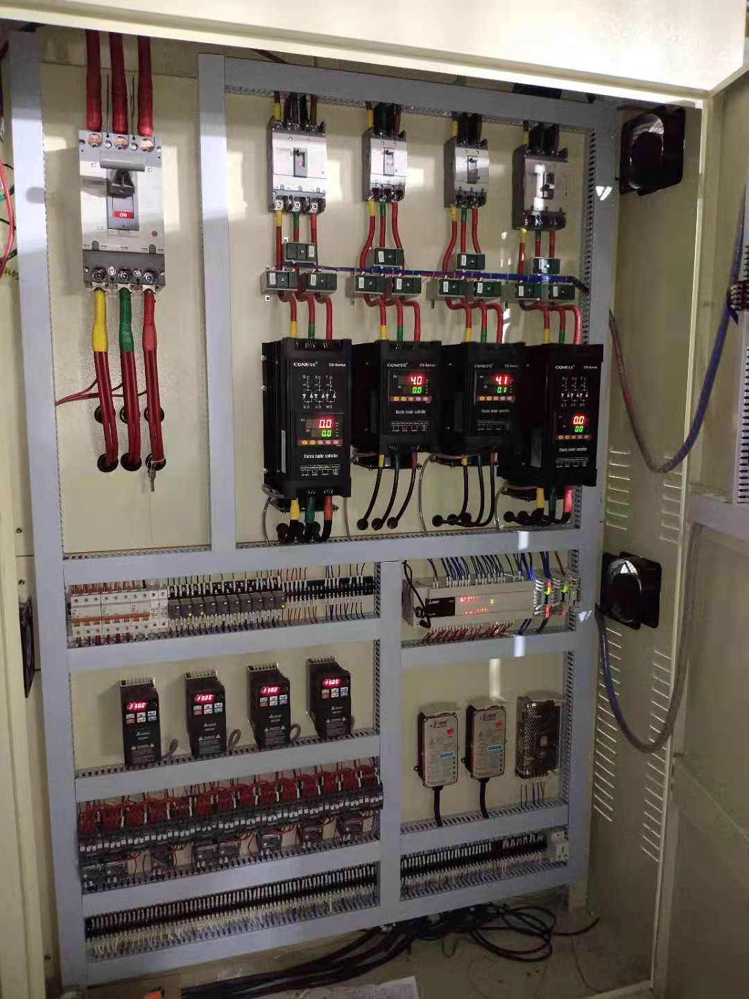 智能數(shù)顯SCR調(diào)功器(圖1) 智能數(shù)顯SCR調(diào)功器(圖1)